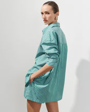 Charger l'image dans la galerie, Chemise oversize en popeline de coton à rayures bleues et vertes Kaia