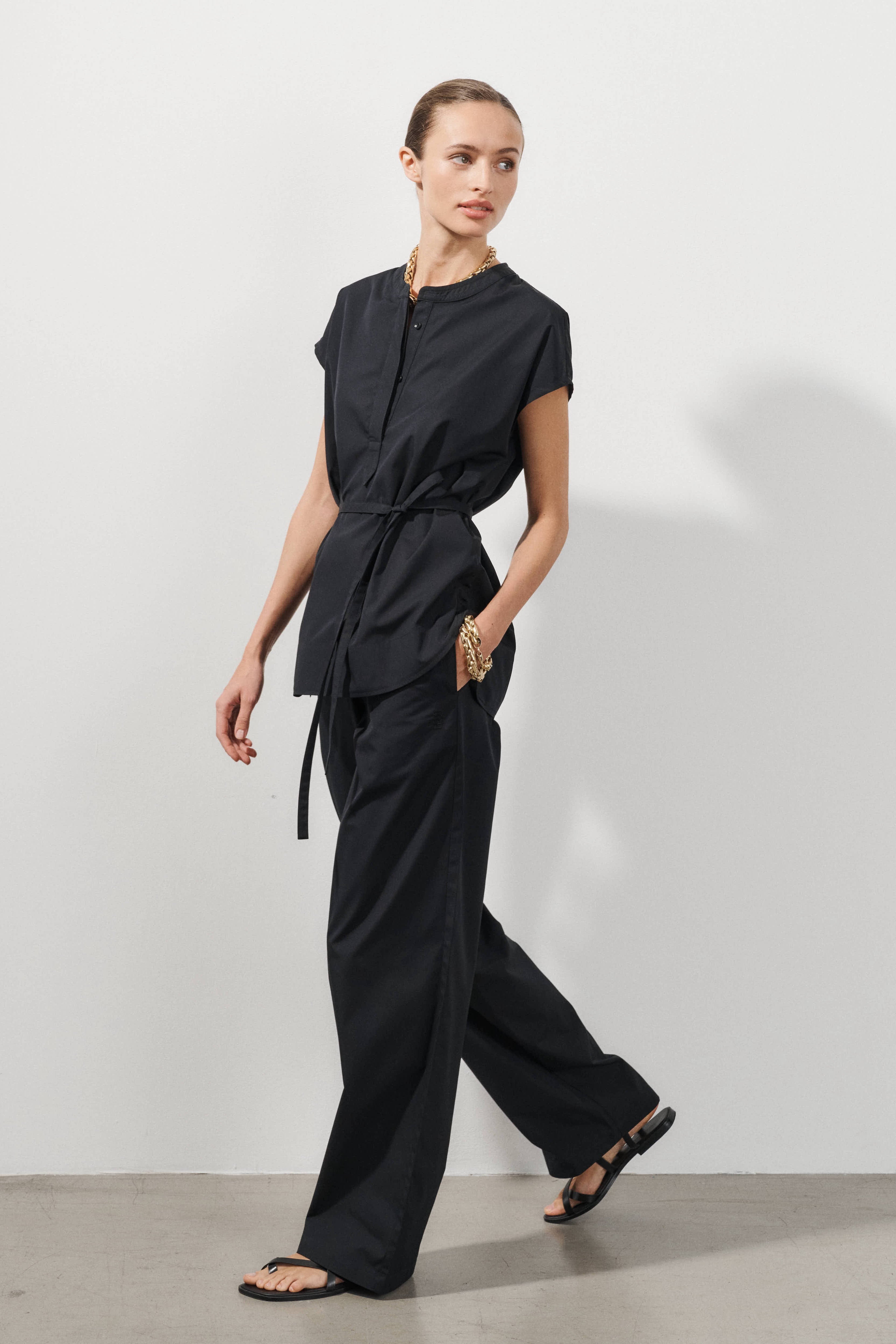 Chemise Ée Noire À Fines Rayures Et Manches Resserrées | Tops | PLT FR Chemise Ée Noire À Fines Rayures Et Manches Resserrées | Tops | PLT FR