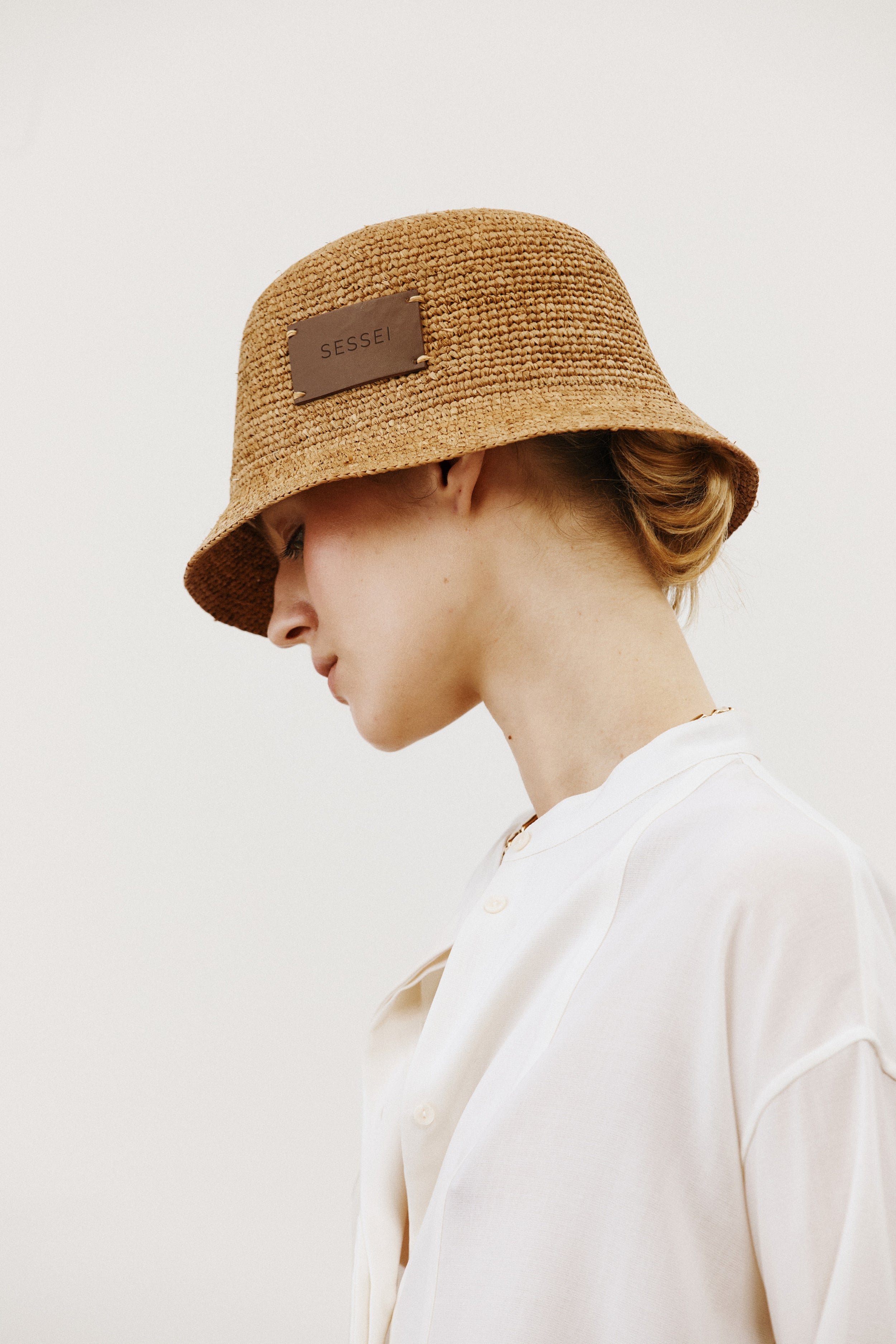 Chapeau cloche en raphia et cuir mocha