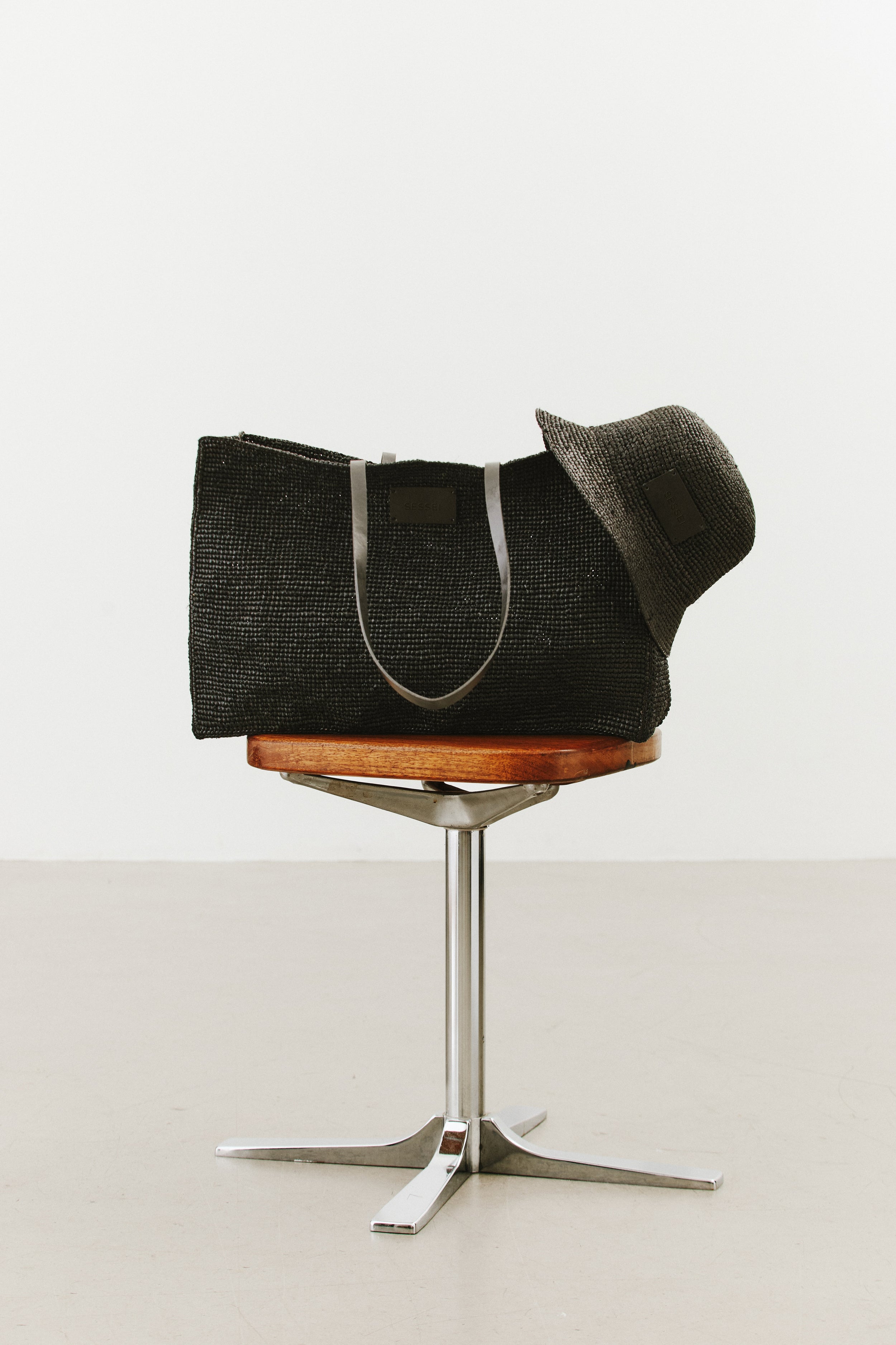 Chapeau cloche en raphia et cuir noir