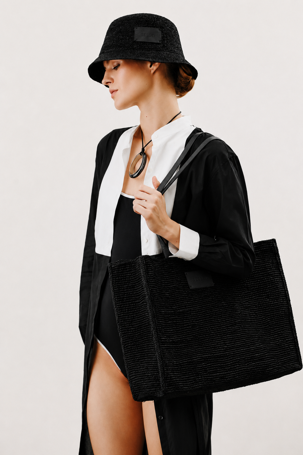 Chapeau cloche en raphia et cuir noir