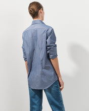 Charger l&#39;image dans la galerie, Chemise unisex en popeline de coton à rayure bleu marine Leo
