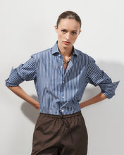 Charger l&#39;image dans la galerie, Chemise unisex en popeline de coton à rayure bleu marine Leo
