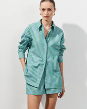 Charger l&#39;image dans la galerie, Chemise oversize en popeline de coton à rayures bleues et vertes Kaia
