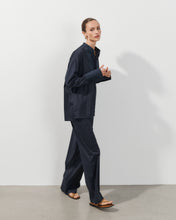 Charger l&#39;image dans la galerie, Chemise en popeline de coton marine à plastron texturé Bianca
