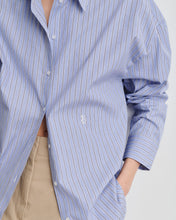 Charger l&#39;image dans la galerie, Chemise oversize en popeline de coton à rayures bleu ciel Kaia
