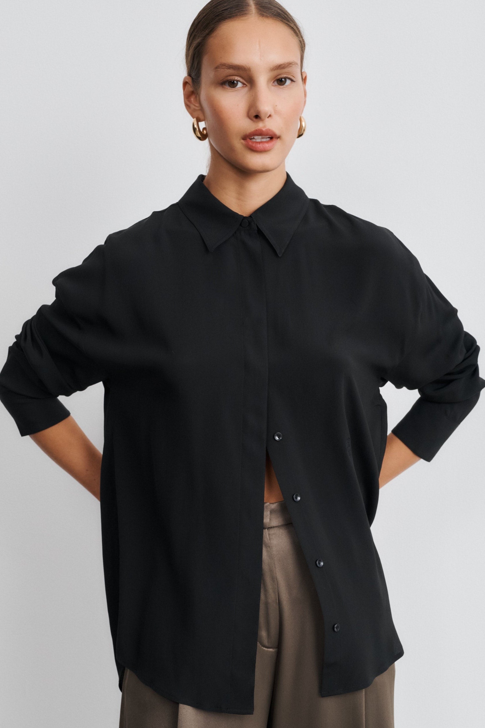 Chemise en soie noire Kaia
