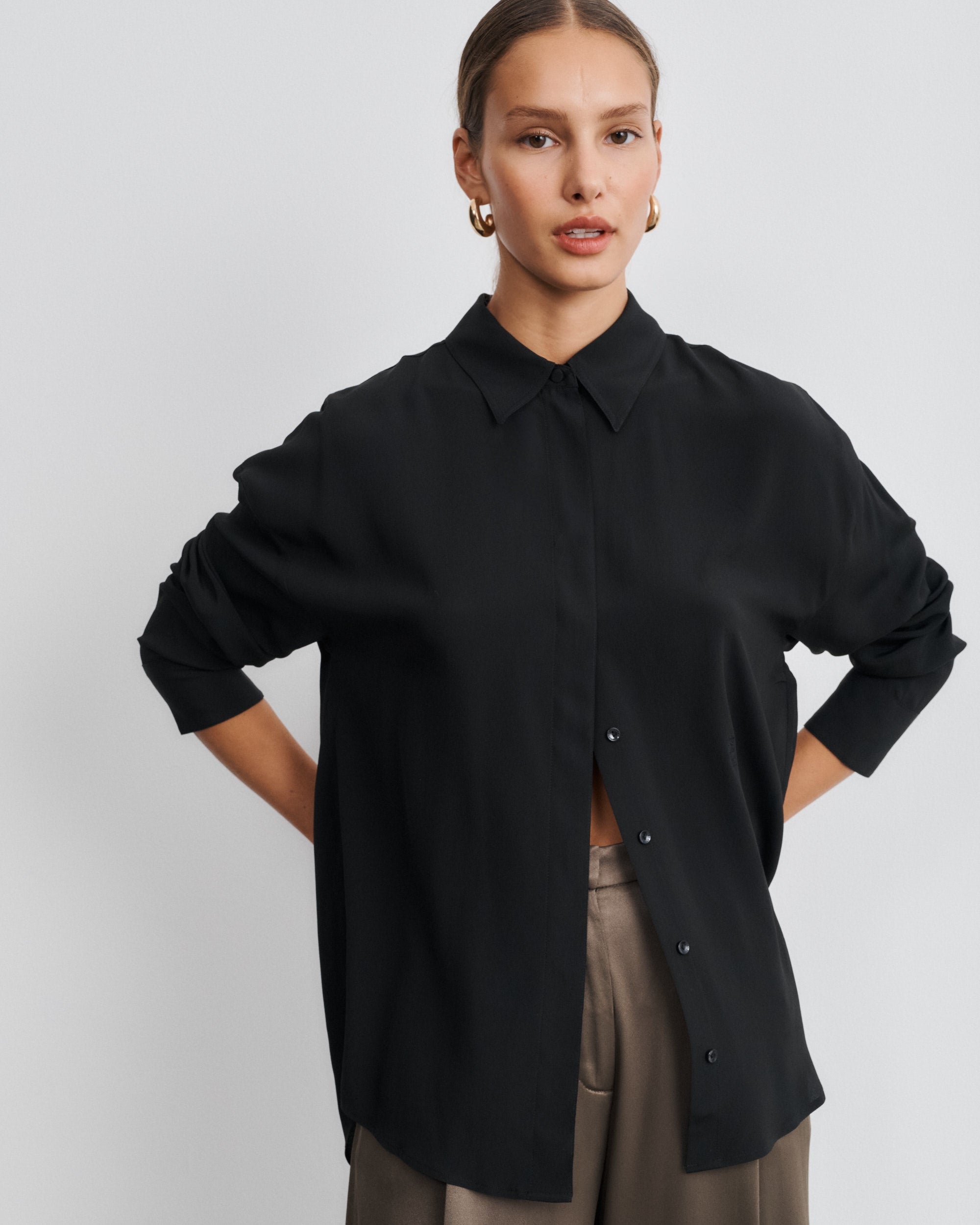  Chemise oversize en soie noire Kaia