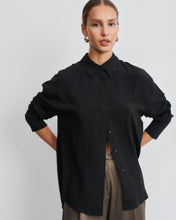 Charger l&#39;image dans la galerie, Chemise oversize en soie noire Kaia
