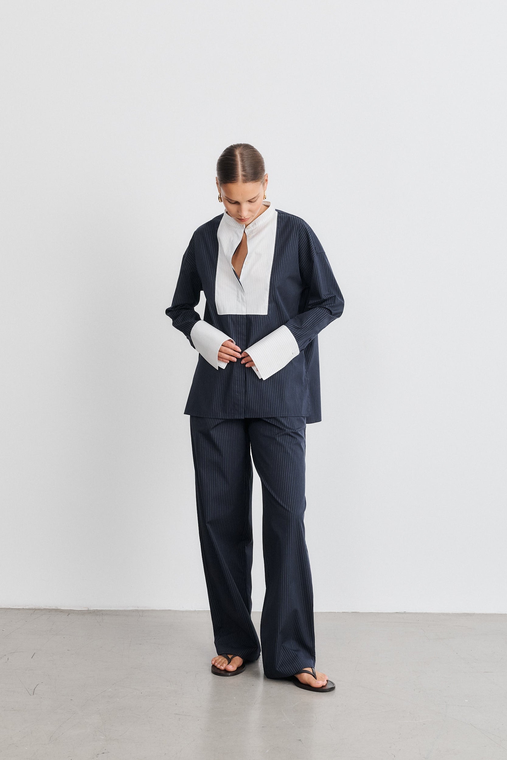 Pantalon marine à rayures blanches Lou