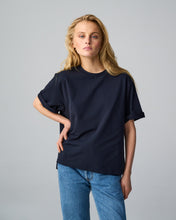 Charger l&#39;image dans la galerie, T-shirt L’Oversize en coton bleu marine
