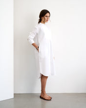 Charger l&#39;image dans la galerie, Robe chemise en popeline de coton blanche à plastron Chloe
