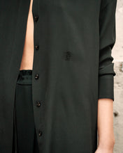 Charger l&#39;image dans la galerie, Chemise oversize en soie noire
