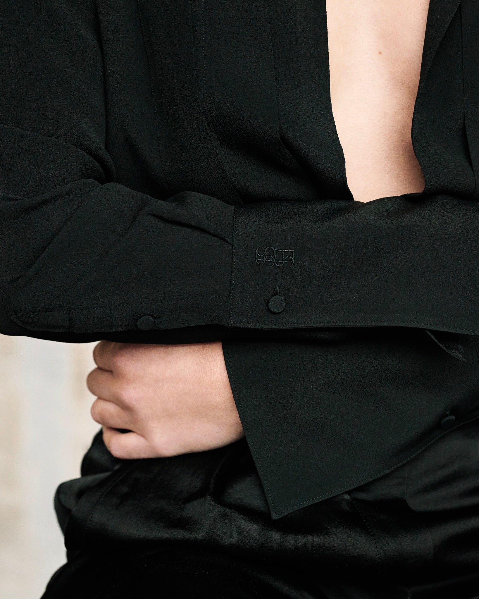  Chemise en soie noire à épaulettes