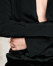 Charger l&#39;image dans la galerie, Chemise en soie noire à épaulettes
